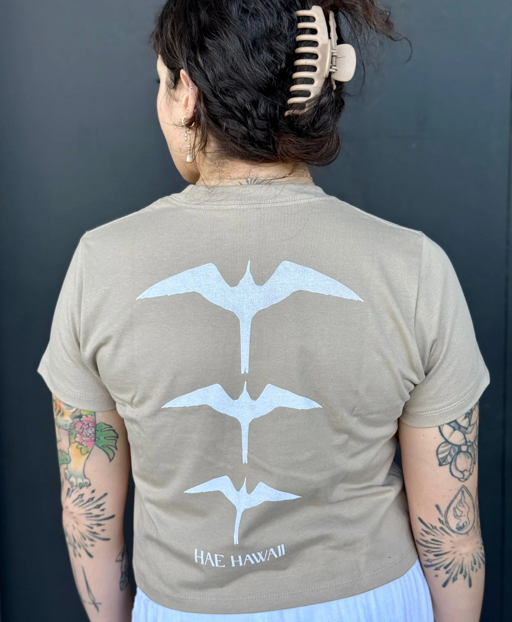 Aloha Nui 'Iwa Crop Tee in Tan - Image 2