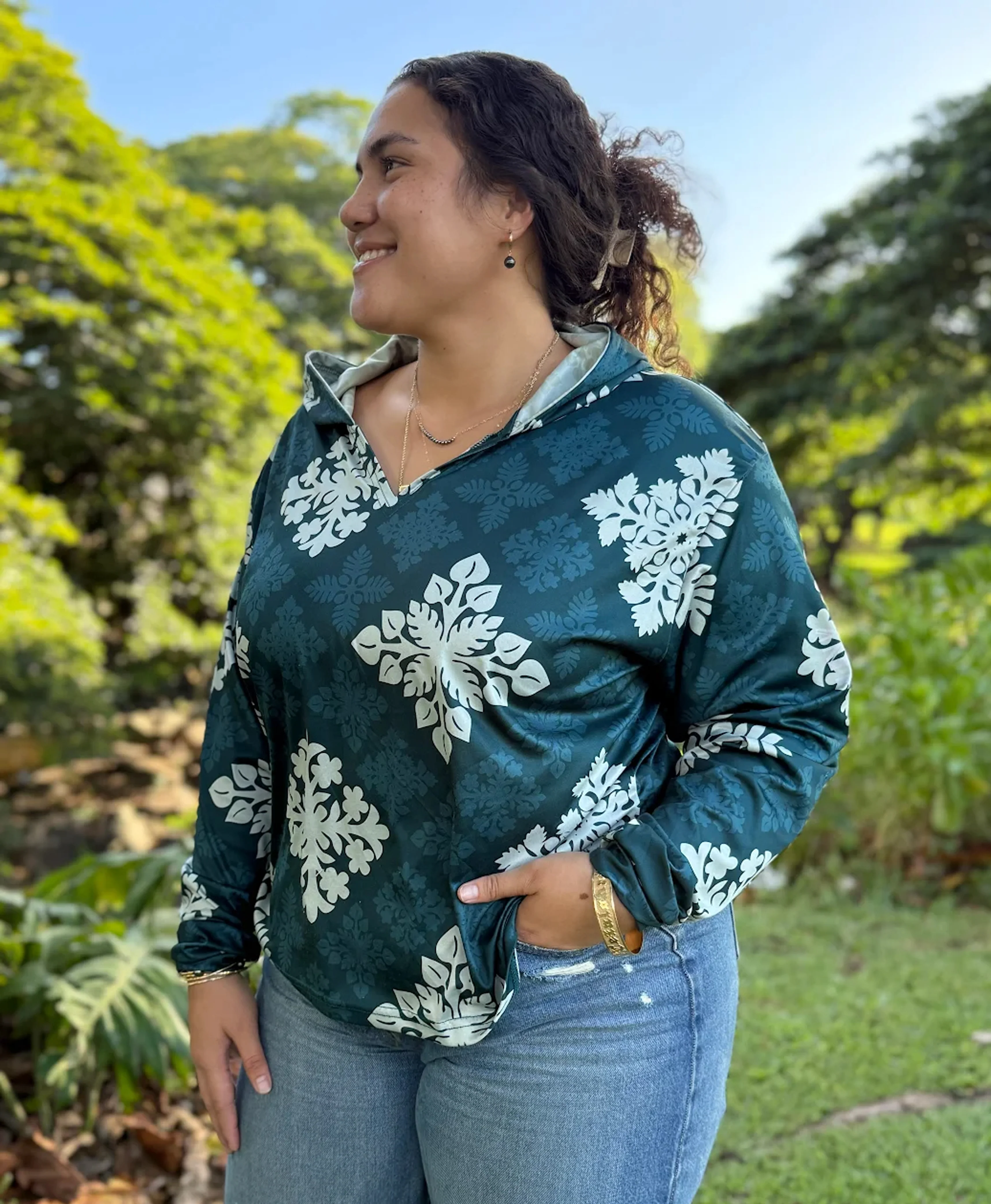 Kapa Kuiki Wahine Crop Hooded Long Sleeve Vneck Drifit Dark Teal - Image 2
