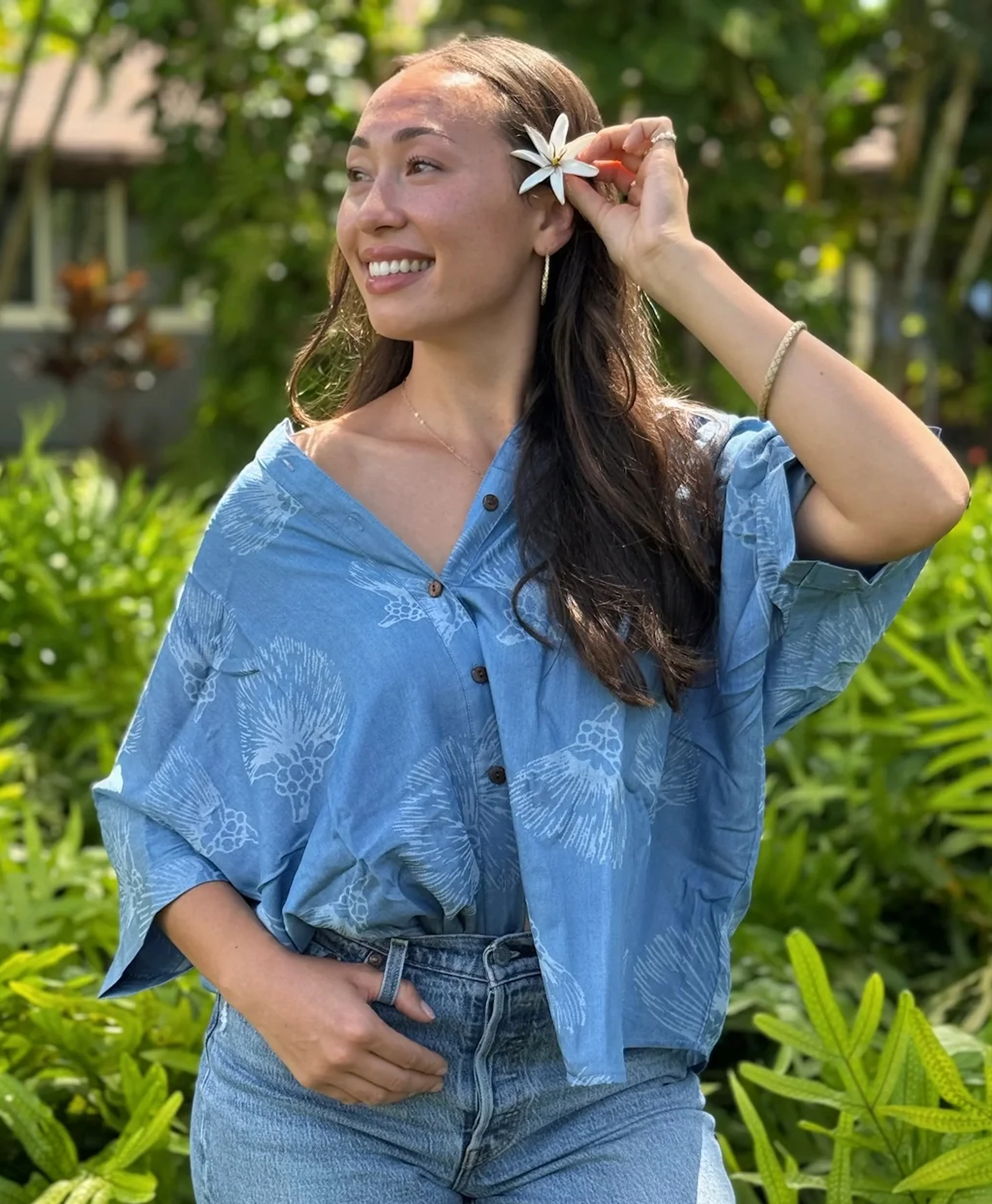 Lehua Wailea Blouse in Light Chambray